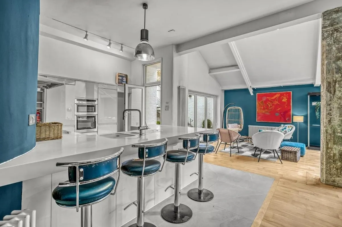 Shoreditch 6Bdr Penthouse Loft, Private Courtyard, Great For Families And Large Groups, Unique Warehouse Conversion, Trendy And Fun Location London Apartment